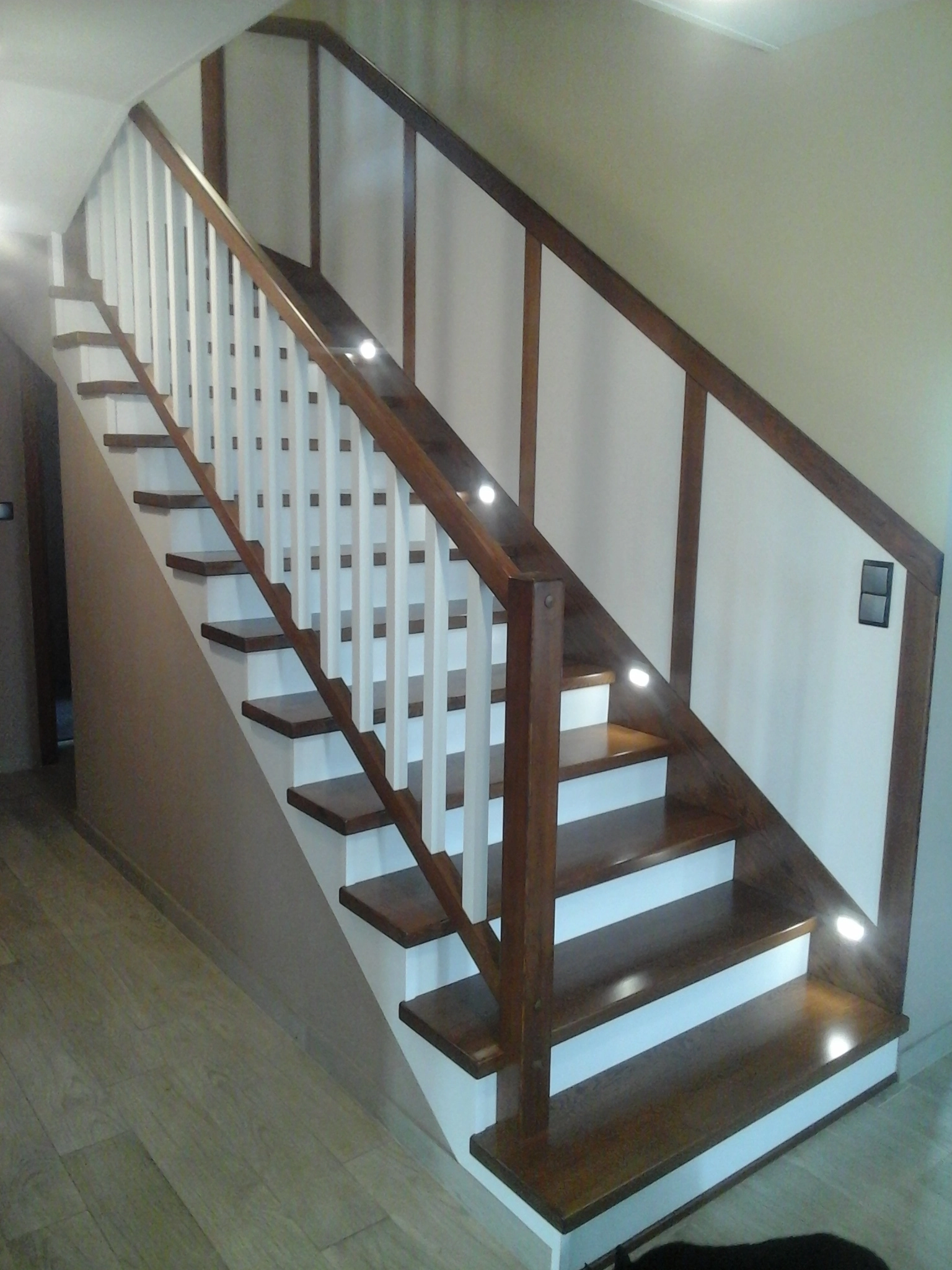 Biało brązowe drewniane schody